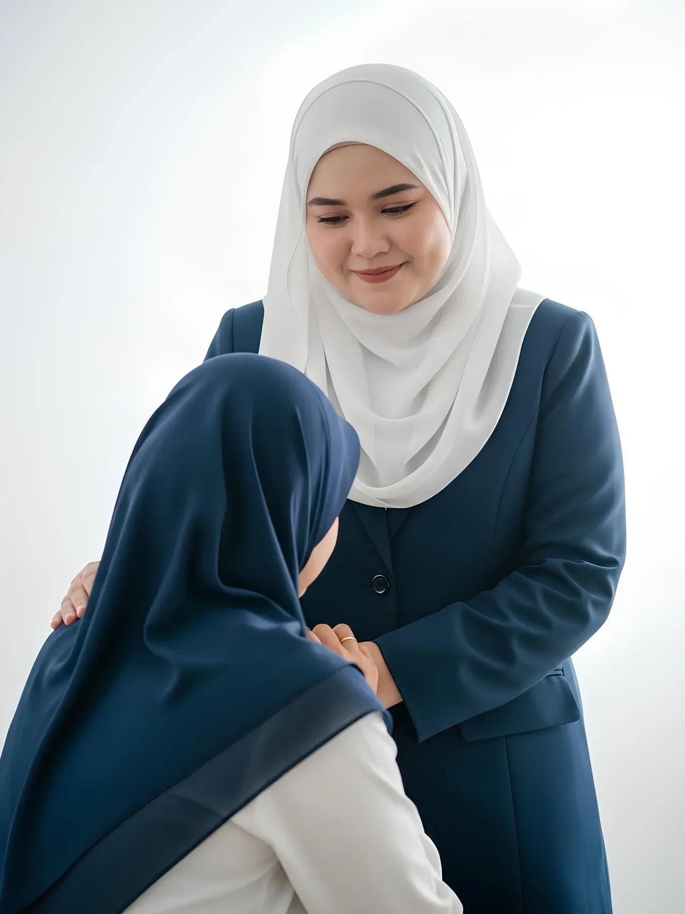 Perunding Tuahplan menenangkan seorang pelanggan yang sedang risau